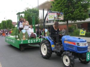 Lire la suite à propos de l’article Le char égyptien « Bascan » dans le corso fleuri de la fête du muguet 2010