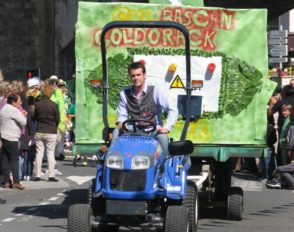 Le char « Goldorack » de Bascan dans le corso fleuri de la fête du muguet 2012