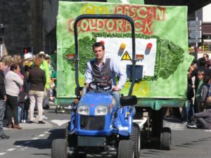 Lire la suite à propos de l’article Le char « Goldorack » de Bascan dans le corso fleuri de la fête du muguet 2012