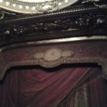 Le rideau de la scène de l'Opéra Garnier